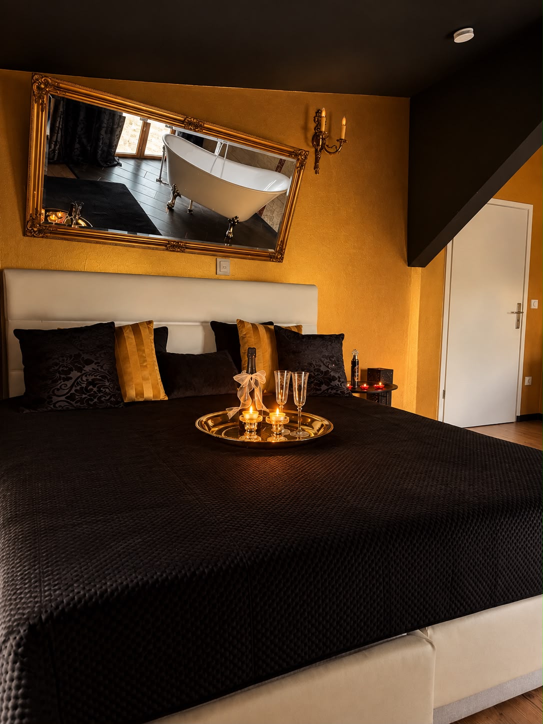 Suite dorada con cama y espejo