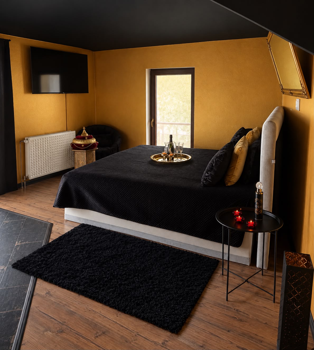 Suite dorada con cama y sillón
