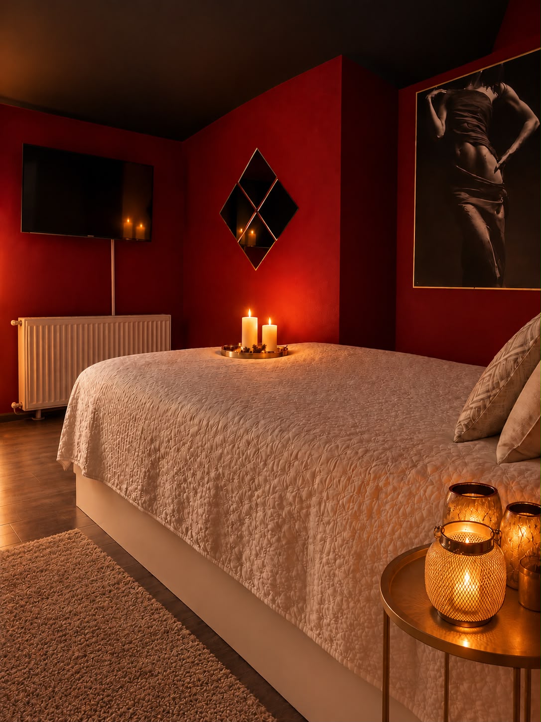 Rote Suite mit cremefarbenem Bett und Kerzen