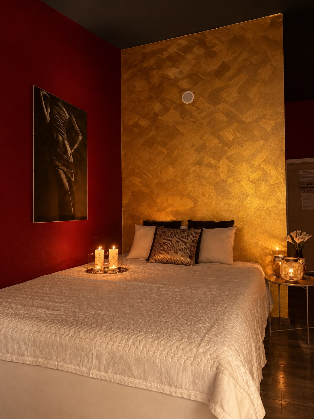 Suite roja con pared dorada
